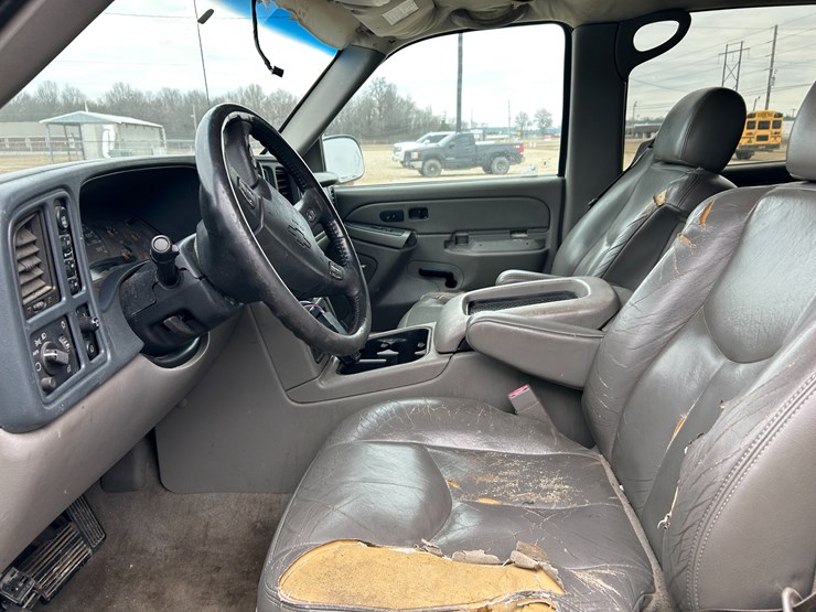 2004-chevrolet-suburban-image-3