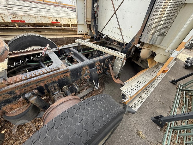 1997-freightliner-fld120-image-16