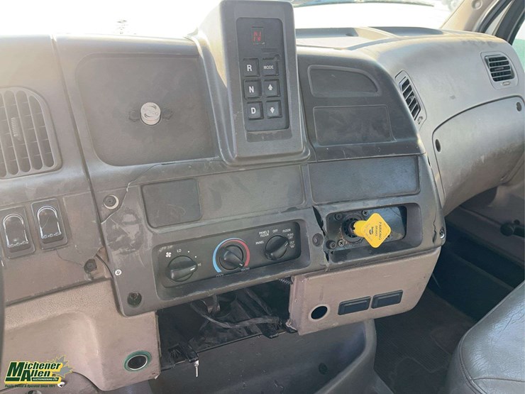 2004-sterling-l7500-image-17