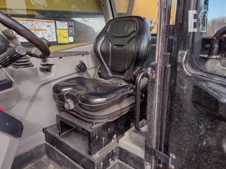 2019-caterpillar-tl1055d-image-12