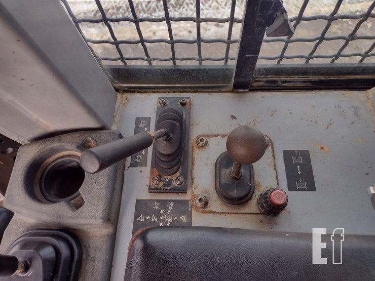 2005-caterpillar-d4g-xl-image-12