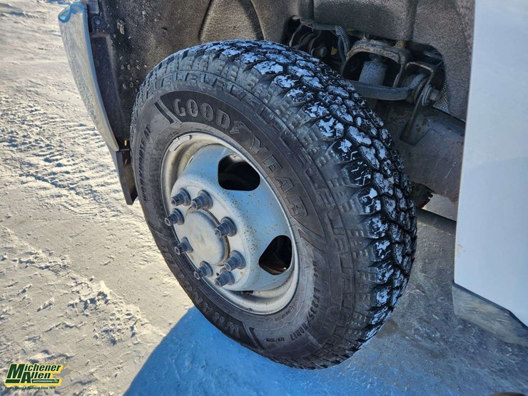 2017-chevrolet-silverado-3500hd-image-13