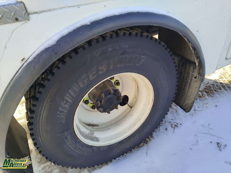 2009-freightliner-m2-106-image-9