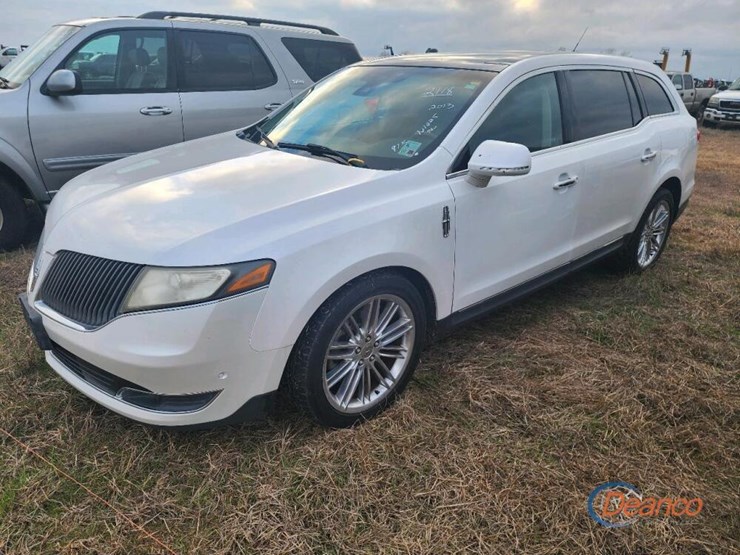 2013-lincoln-mkt-image-1