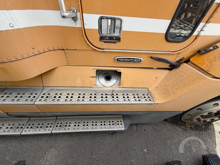 1997-freightliner-fld120-image-6