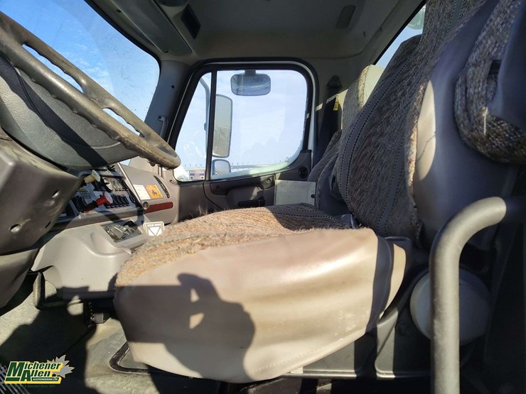 2009-freightliner-m2-106-image-11