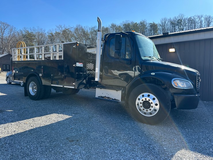 2017-freightliner-m2-106-image-2