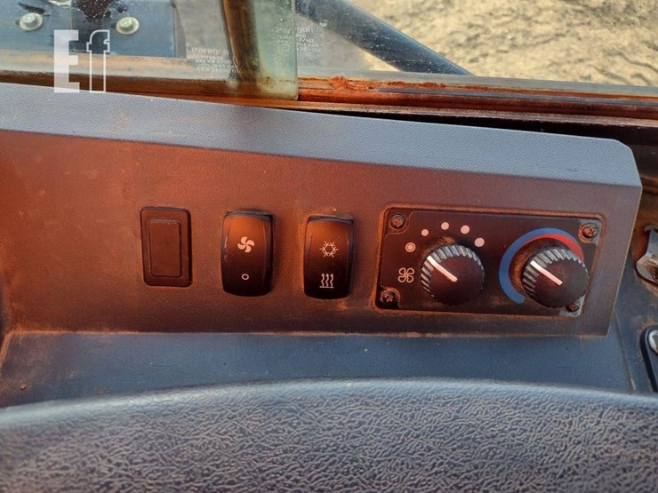 2021-deere-650k-lgp-image-12