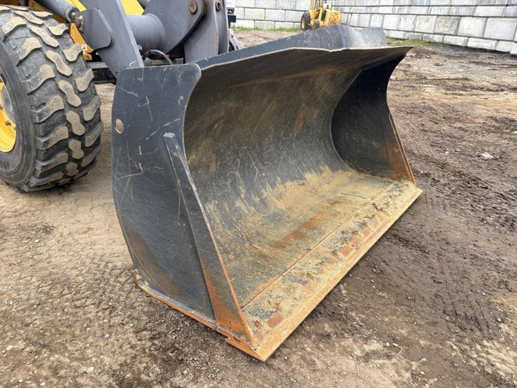 2012-volvo-l30b-image-10