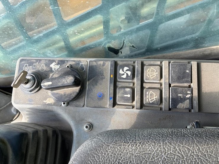 2018-mustang-2150t-skid-steer-track-loader-image-14