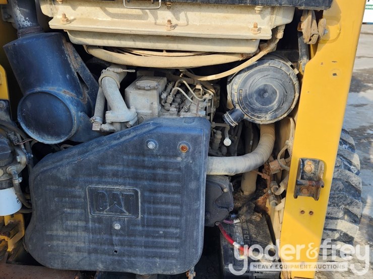 2011-caterpillar-236b3-image-15