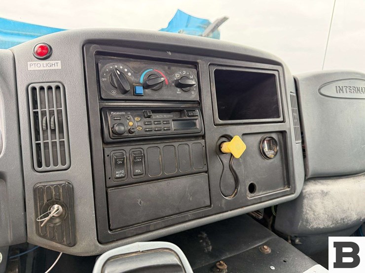 2003-international-7600-image-50
