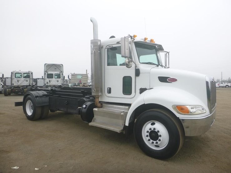 2011-peterbilt-337-image-2