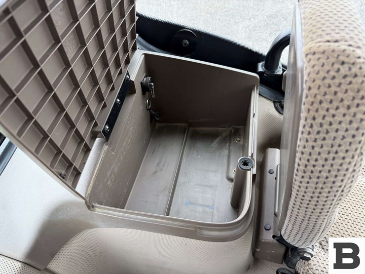 2011-john-deere-8310r-image-83