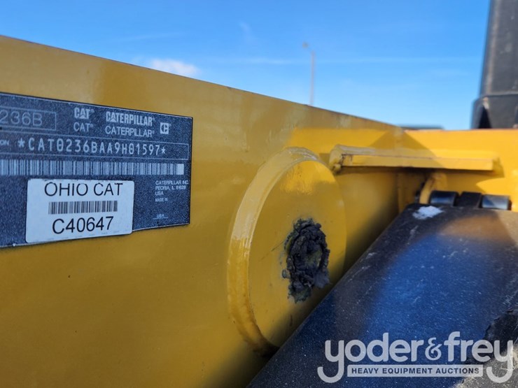 2011-caterpillar-236b3-image-30