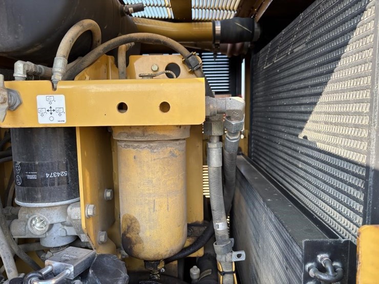 2005-caterpillar-143h-image-62