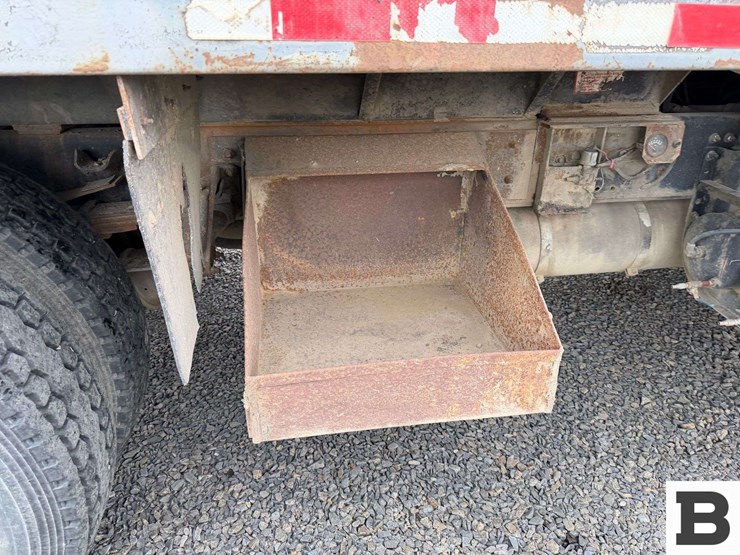 1996-freightliner-fl70-image-22