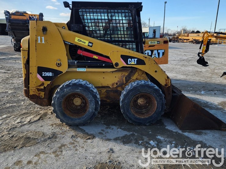 2011-caterpillar-236b3-image-5