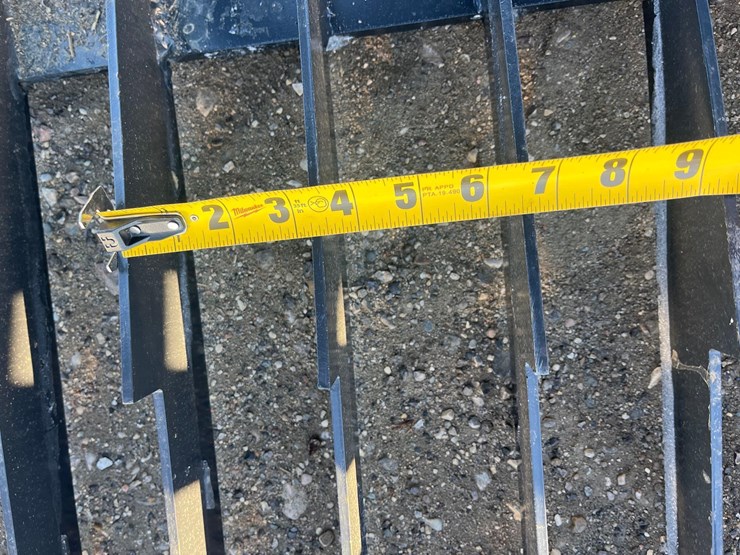 skid-steer-bucket-with-grapple-image-5