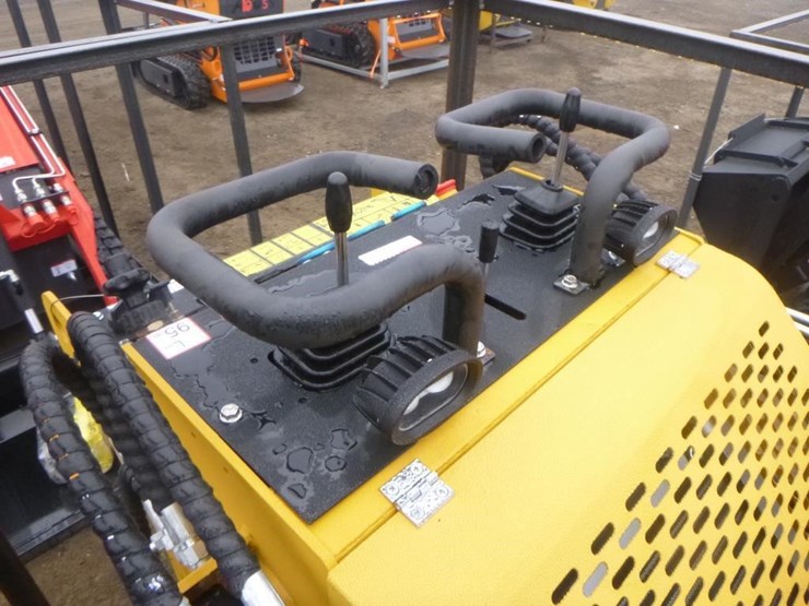 2025-agt-mx-crt23-skid-steer-track-loader-image-14