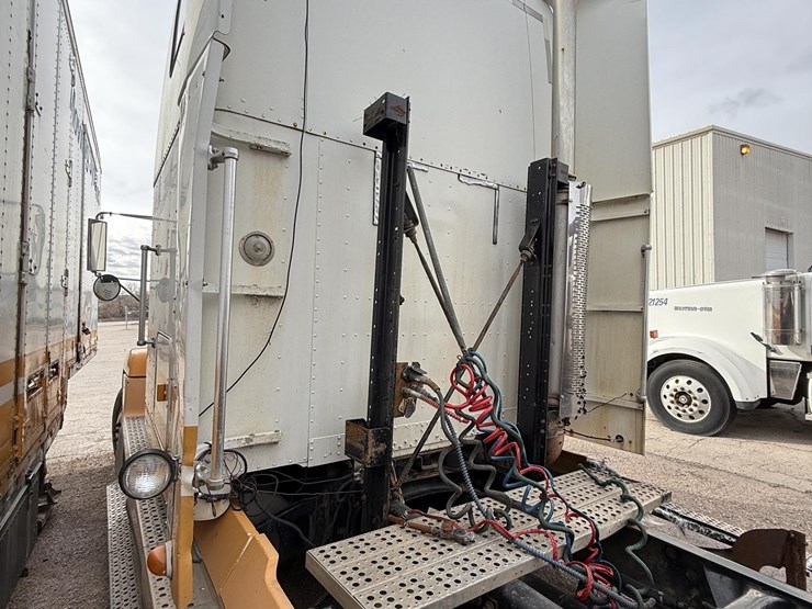 1988-freightliner-flc120-image-35