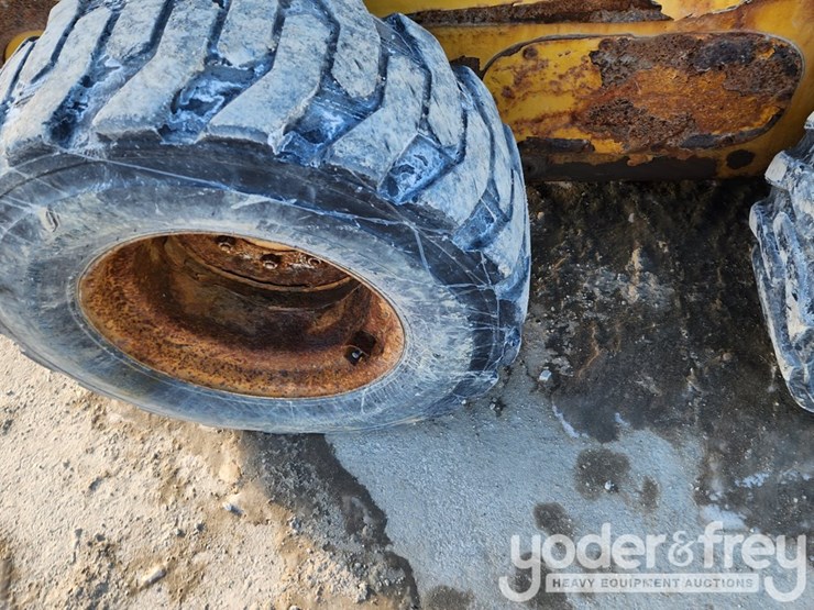 2011-caterpillar-236b3-image-8