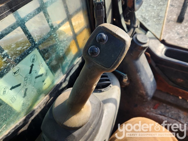 2011-caterpillar-236b3-image-23