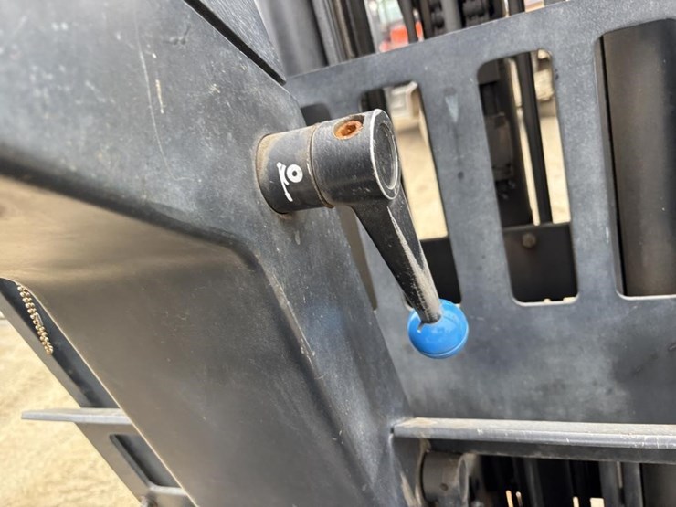 crown-303sctt-forklift-image-24