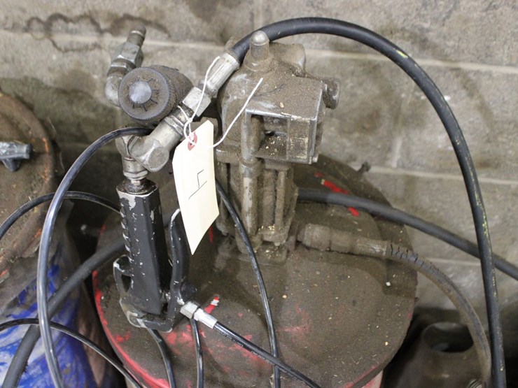 pnuematic-grease-gun-with-two-barrels-image-2