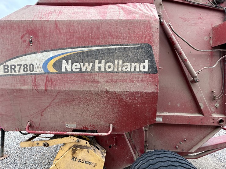 new-holland-br780a-image-6