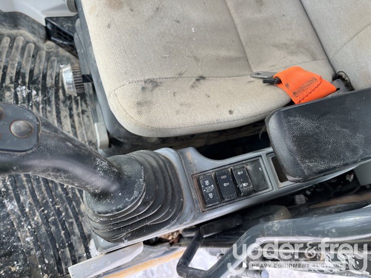 2022-deere-135g-image-39