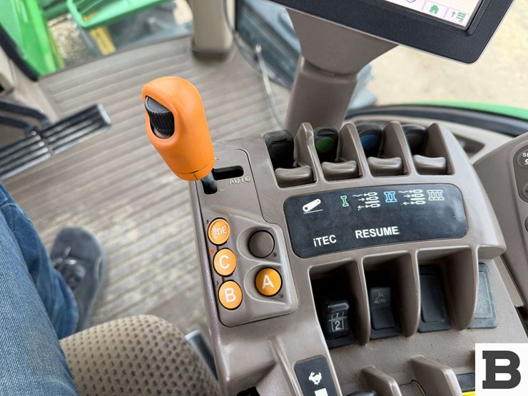 2012-john-deere-7215r-image-74