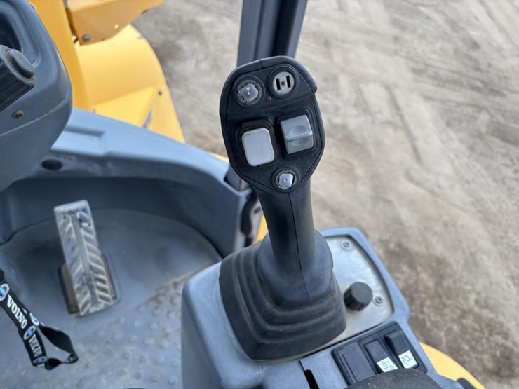 2012-volvo-l30b-image-28