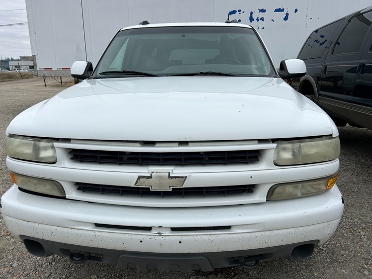 2004-chevrolet-suburban-image-1