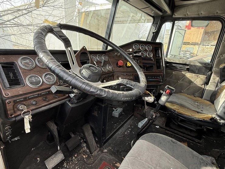 1997-freightliner-fld120-image-27