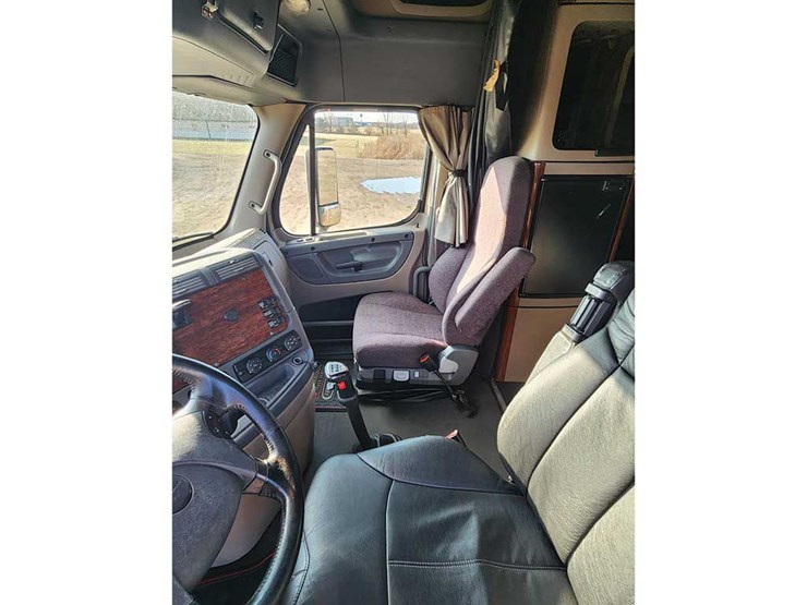 2020-freightliner-cascadia-125-image-3