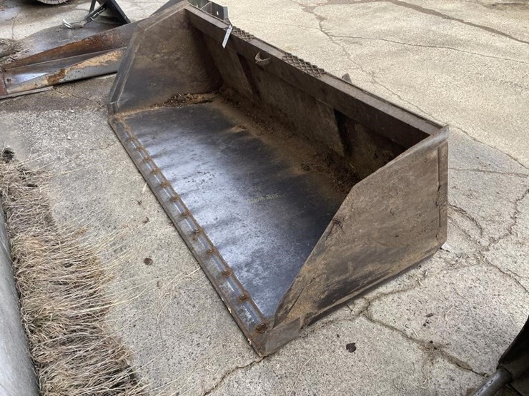 universal-attach-7'-bucket-image-1