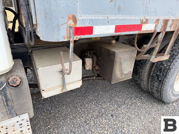 1996-freightliner-fl70-image-12