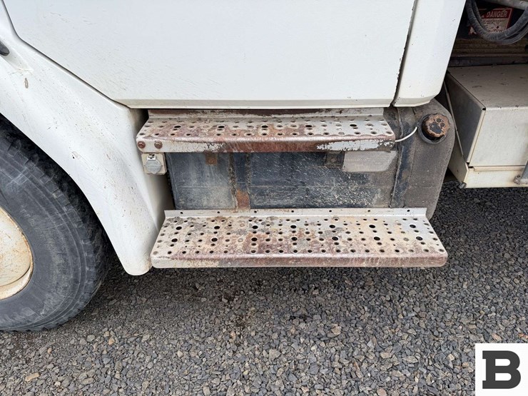 1996-freightliner-fl70-image-11