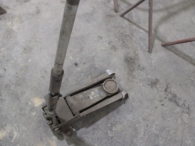 pittsburgh-3-ton-hydraulic-floor-jack-image-2