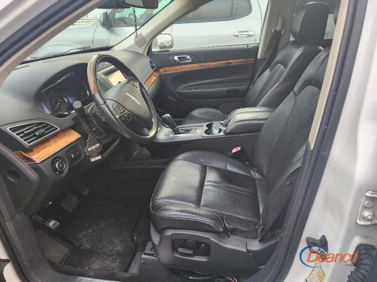 2013-lincoln-mkt-image-2