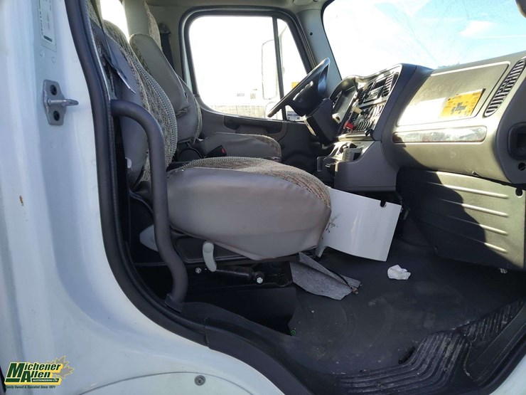 2009-freightliner-m2-106-image-12