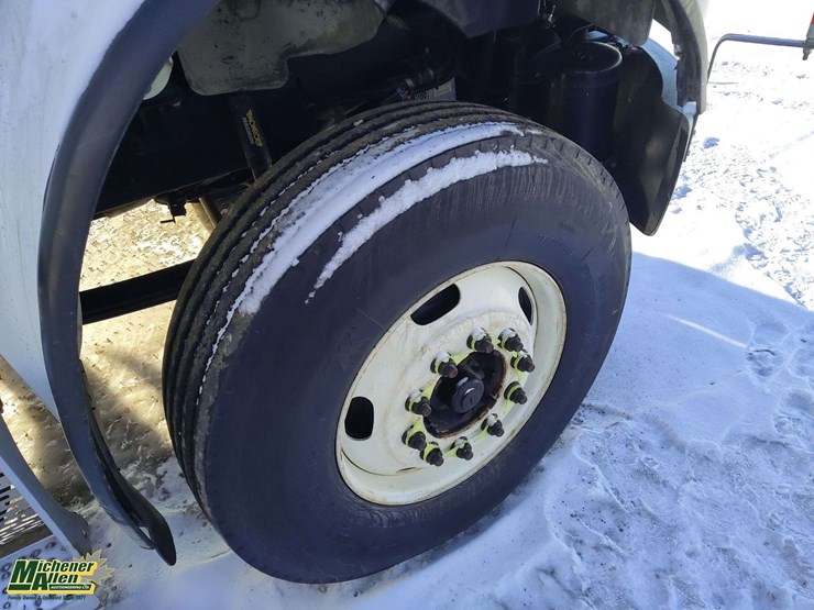 2009-freightliner-m2-106-image-10