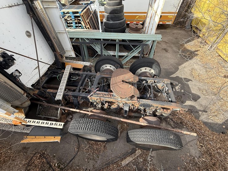 1997-freightliner-fld120-image-23