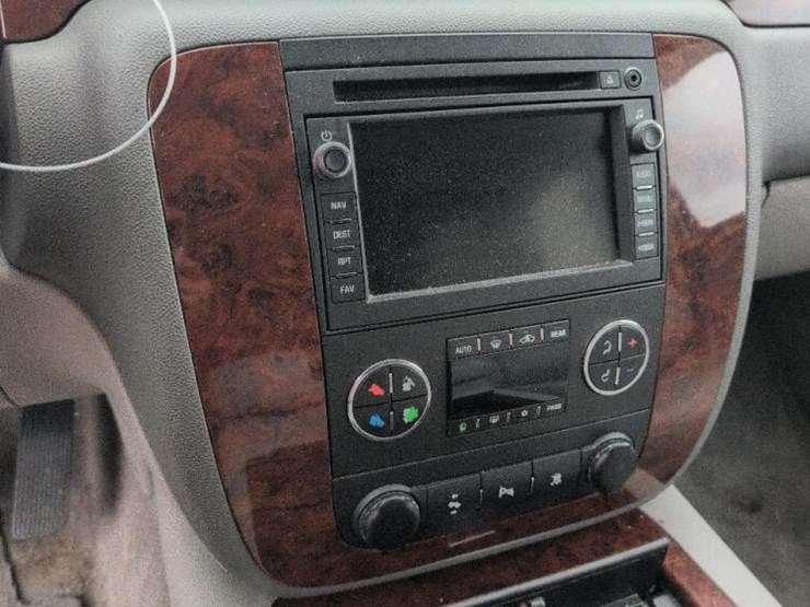 2010-chevrolet-suburban-image-6