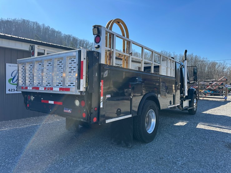 2017-freightliner-m2-106-image-5