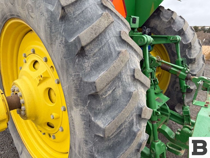 2011-john-deere-8310r-image-27