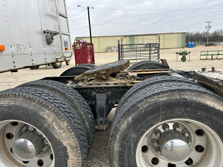 1996-freightliner-fld120-image-3