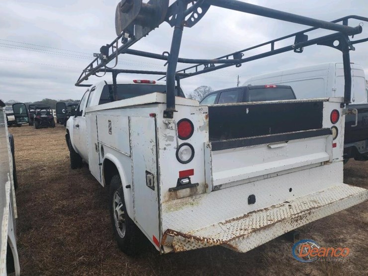 2011-chevrolet-silverado-2500-image-2