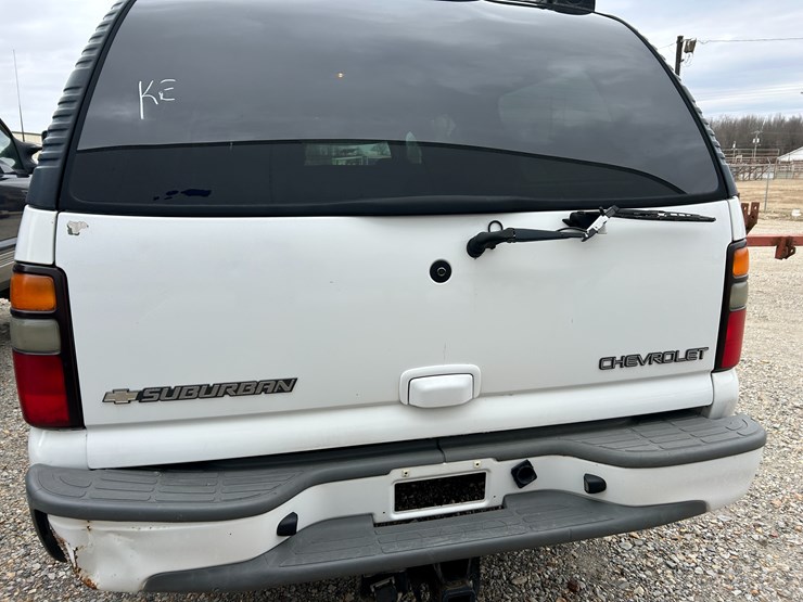 2004-chevrolet-suburban-image-8